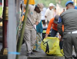 Bupati Tanjabbar Lakukan Gotong Royong Serentak di Kota Kuala tungkal
