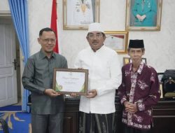 Bupati Tanjung Jabung Barat Terima Piagam Penghargaan Baznas Awards 2025
