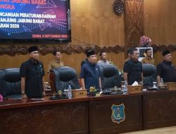 Mewakili Bupati, Sekda Hadiri Rapat Paripurna Penyampaian Nota Ranperda APBD Tanjab Barat 2026