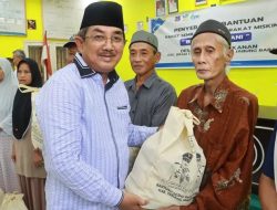 Bupati Tanjab Barat didampingi Ketua TP PKK Salurkan Bantuan Sosial Bagi Lansia, Disabilitas, dan Masyarakat Kurang Mampu di Kecamatan Bram Itam