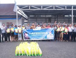 Bupati Tanjab Barat Salurkan Bansos Bagi Abang Becak, Ojol, dan Tukang Gerobak dalam Peringatan Hari Perumahan Nasional