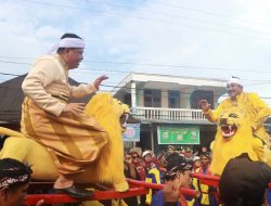 Bupati Tanjabbar Hadiri dan Saksikan Pawai Budaya