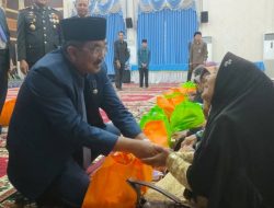Bupati Tanjabbar Serahkan Bantuan Sembako kepada istri veteran Peringati Hari Pahlawan