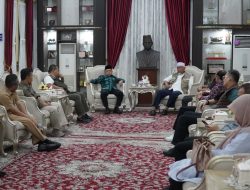 Gubernur Al Haris Serahkan Langsung Bantuan Provinsi Jambi ke Gubernur Sumbar untuk Korban Banjir dan Longsor