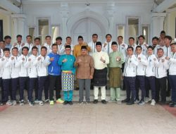 Bupati Anwar Sadat Lepas Kontingen Sepak Bola Tanjab Barat ke Gubernur Cup Jambi