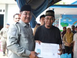 Bupati Tanjabbar Serahkan Bantuan Korban Kebakaran Teluk Nilau