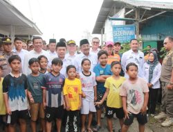 Bupati Tanjabbar Dampingi Gubernur Jambi Serahkan Bantuan Korban Kebakaran Teluk Nilau