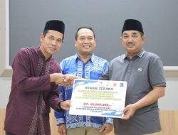 Bupati Tanjabbar Serahkan Secara Simbolis Bantuan dari Petrochina untuk warga Korban Kebakaran Teluk Nilau