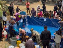 ‎Brimob Polda Jambi Salurkan Air Bersih, Bantu Warga Terdampak Kekeringan di Muaro Jambi