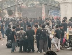 ‎Aksi Aliansi Rakyat Jambi Marah Desak Gubernur Bertanggung Jawab soal Karhutla, Massa Sempat Dorong Gerbang Kantor ‎