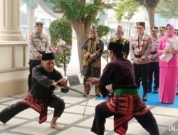 Tradisi Pedang Pora dan Adat Melayu Jambi Sambut Kapolda Jambi Irjen Pol. Widodo di Mapolda
