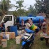 Peduli Warga Terdampak Kekeringan, Sekdes Kedemangan Alfian, S.H. Salurkan 5.000 Liter Air Bersih