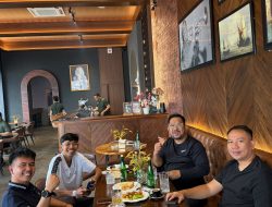 ‎Usai Saling Pukul di Ring, Vicky, Bedu dan Dede Sunandar Sarapan Bareng di Jambi