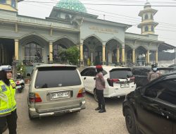 ‎Wujud “Polisi Bersama Masyarakat”, Polwan Polres Merangin Amankan Pelaksanaan Sholat Jumat.
