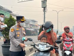 polisi Bersama Masyarakat, Kapolresta Jambi Turun Langsung Gatur Lalin Dan Bagikan Masker.